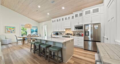 Luxury 4BR, Across street from beach, Sleeps 10!