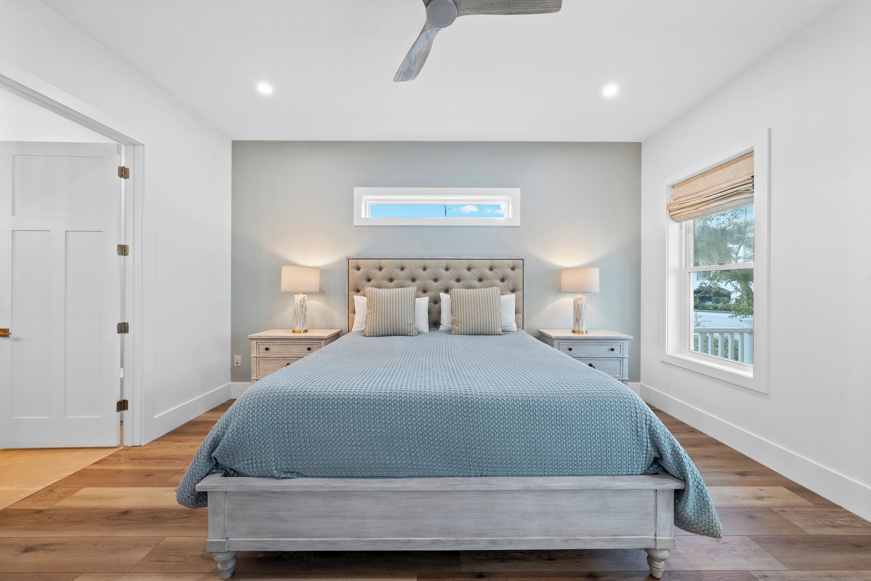 بديكورات فريدة لكل غرفة وطراز فريد لكل وحدة ومكواة/لوح كي