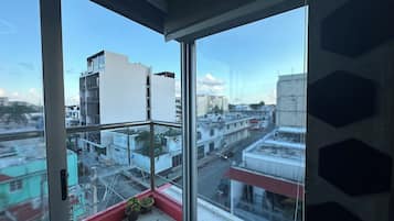Penthouse superior, balcón, vista a la ciudad | Terraza o patio