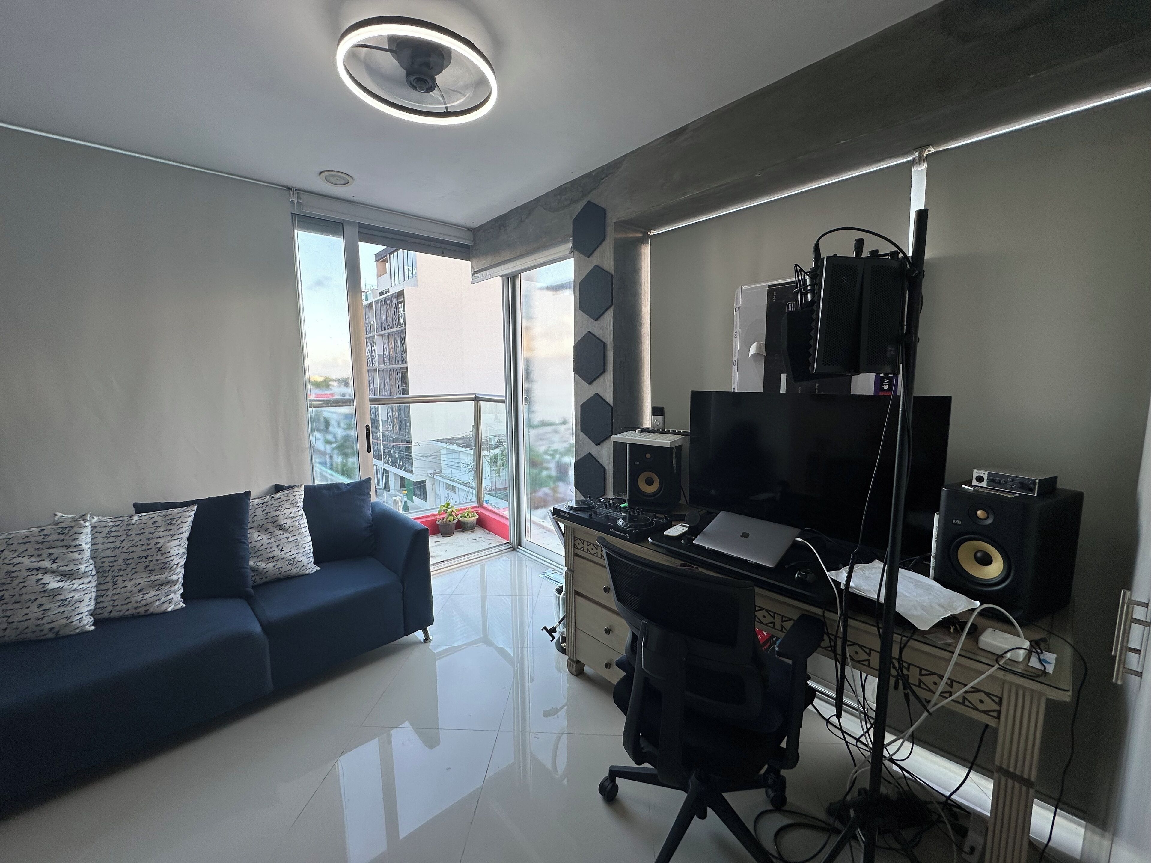 Superior penthouse, balkon, uitzicht op de stad | Een bureau, een laptopwerkplek, verduisterende gordijnen, gratis wifi