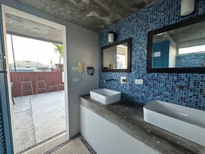高级顶层房, 阳台, 城市景观 | 浴室 | 淋浴设施、免费洗浴用品、吹风机、毛巾