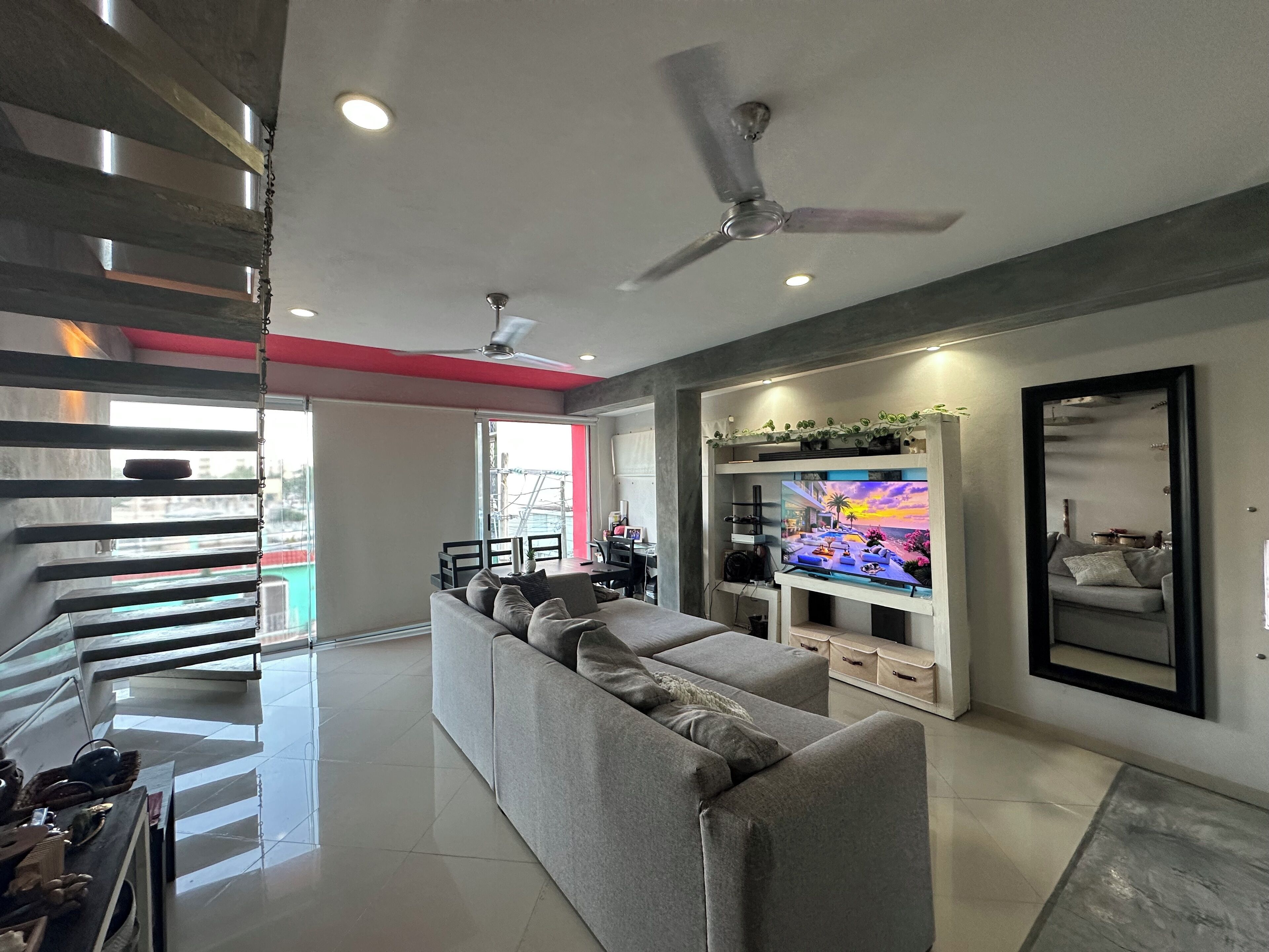 Superior penthouse, balkon, uitzicht op de stad | Woonruimte | Een computerscherm