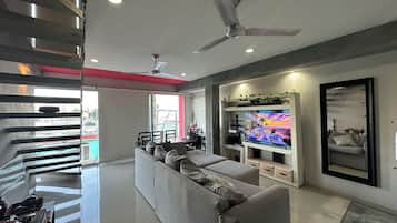 Penthouse superior, balcón, vista a la ciudad | Área de sala de estar | Monitor de computadora