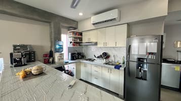 Penthouse superior, balcón, vista a la ciudad | Cocina privada | Refrigerador con congelador, microondas, horno y parrilla de estufa