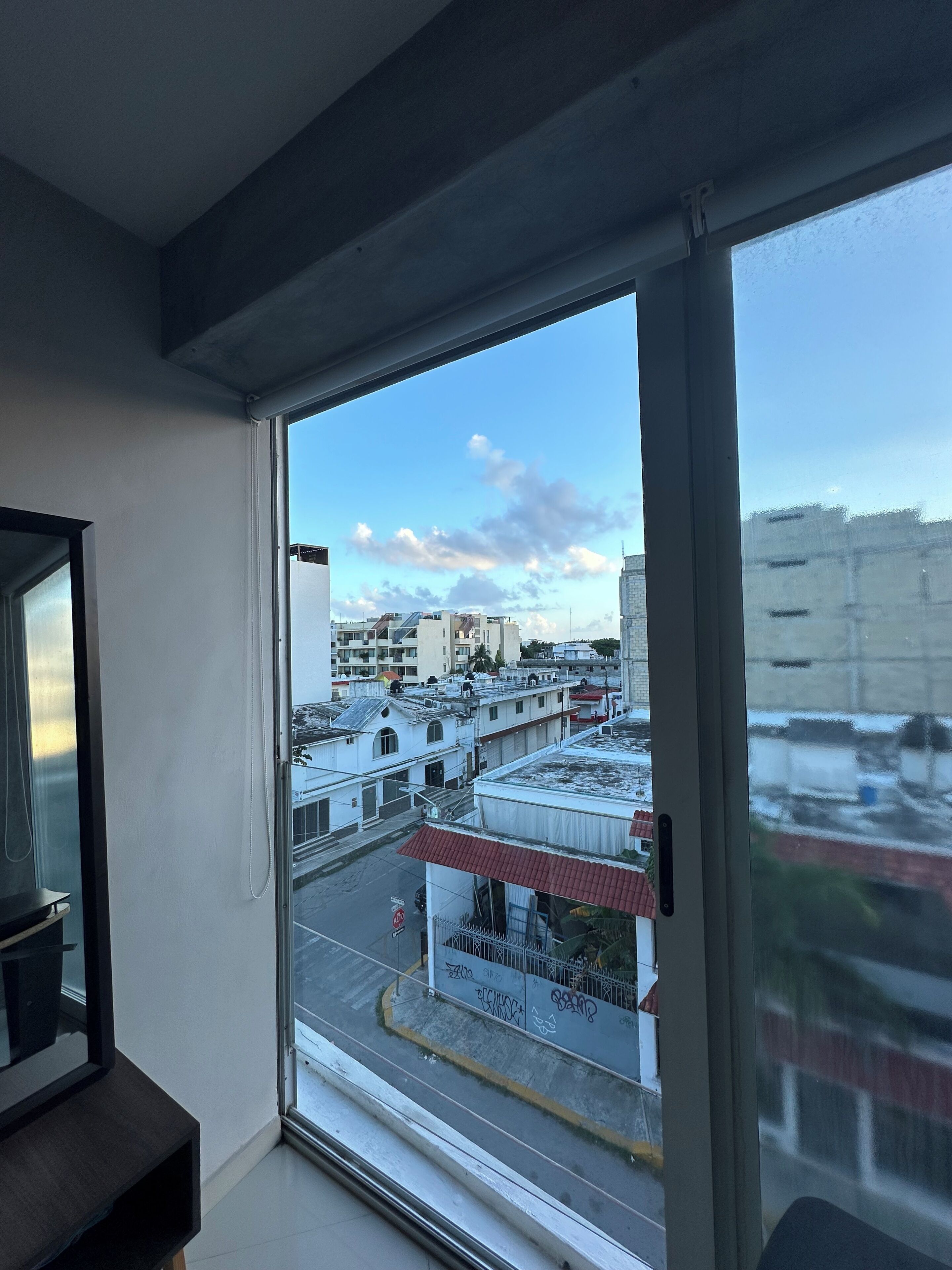 Cobertura superior, sacada, vista para a cidade | Escrivaninha, espaço de trabalho para notebook, cortinas blackout