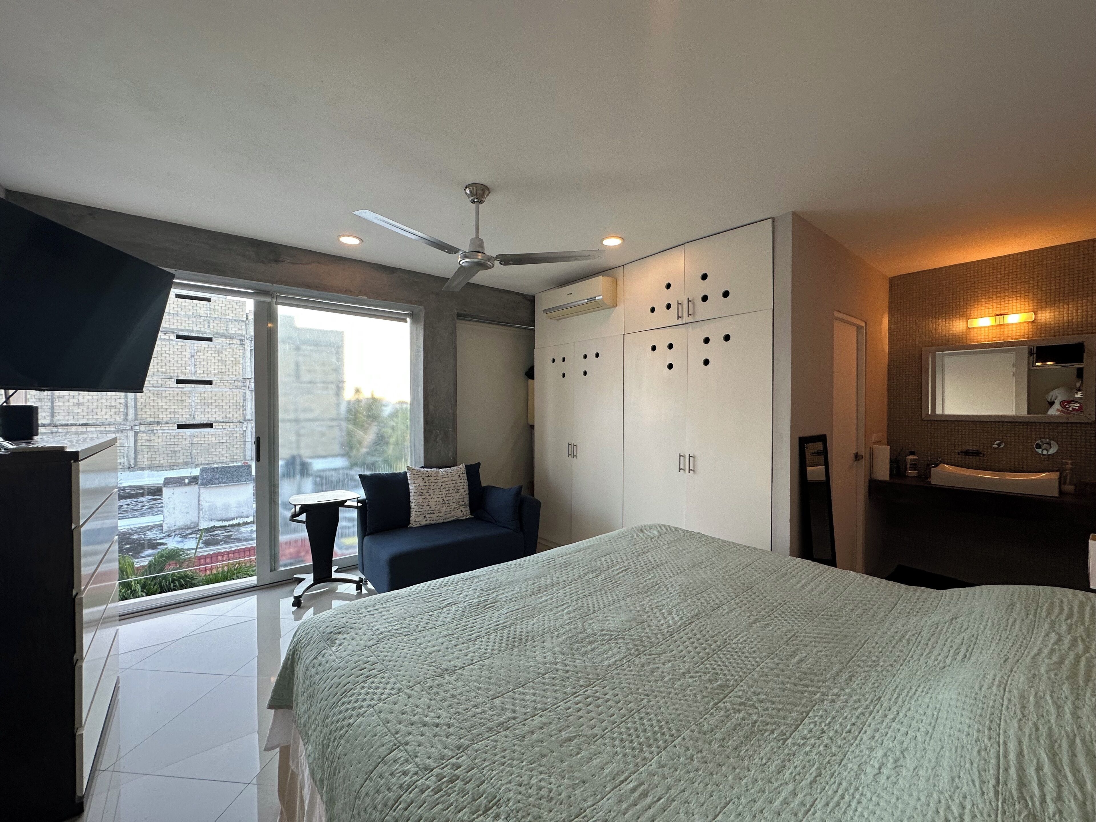 Escritorio, espacio para trabajar con laptop y cortinas blackout 