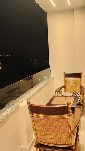 Chambre Quadruple Deluxe, vue sur le désert | Balcon