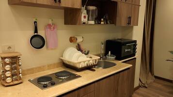 Family Room, Garden View | Private kitchenette