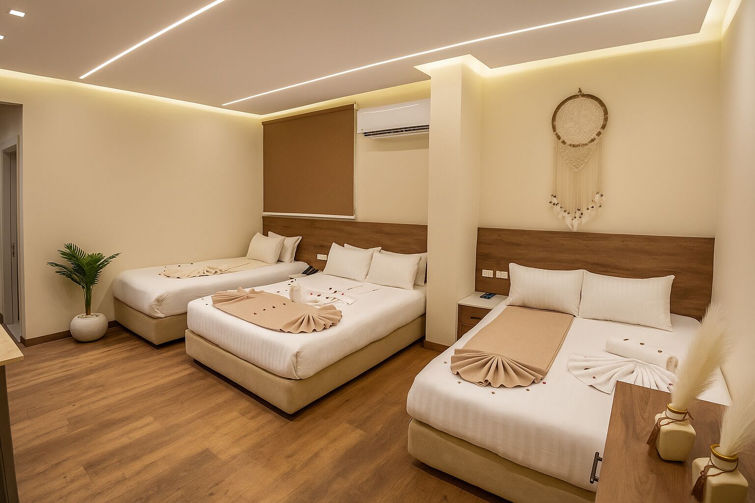 ห้องแฟมิลี่, วิวสวน | ผ้าปูที่นอนฝ้ายอียิปต์, เครื่องนอนระดับพรีเมียม, มินิบาร์, โต๊ะทำงาน