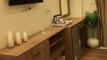 Escritorio, cortinas blackout y sistema de insonorización