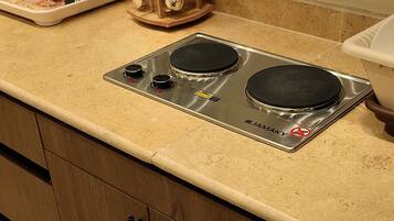 Habitación familiar, vista al jardín | Cocineta privada