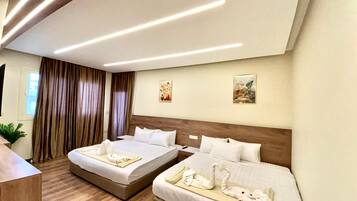 Escritorio, cortinas blackout y sistema de insonorización