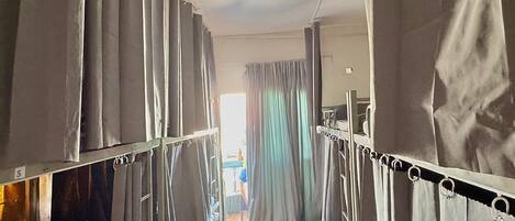 Gemeinsamer Economy-Schlafsaal, Klimaanlage, Stadtblick