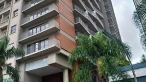 Un edificio de gran altura con múltiples balcones y un diseño arquitectónico moderno.