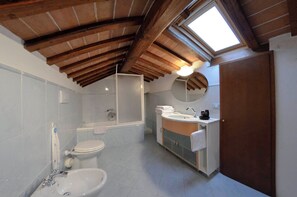 Haartrockner, Bidet, Handtücher, Seife