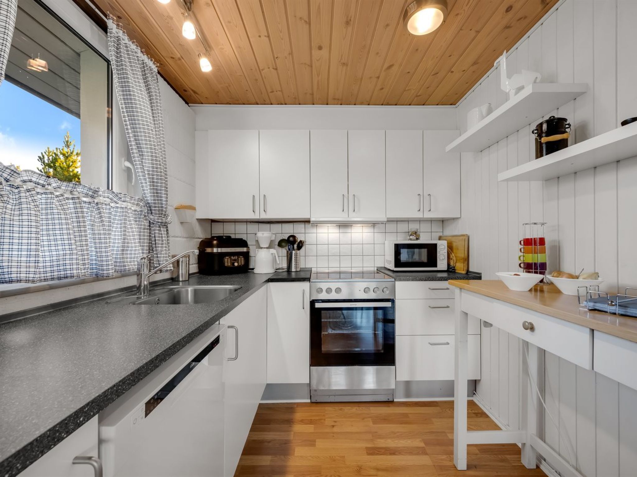 Kjøleskap, mikrobølgeovn, oppvaskmaskin og kjøkkenutstyr