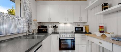 Fridge, microwave, dishwasher, cookware/dishes/utensils