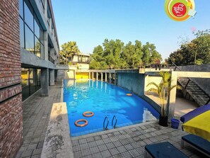Outdoor pool - Chuti Resort Purbachal (Ulukhola)