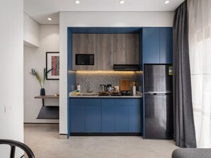 ثلاجة، ميكروويف، موقد طهي مسطح، مستلزمات طهي/أطباق/أوعية