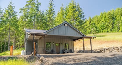 Moody 2-bedroom private cabin minutes from Spirit Mountain casino