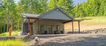 Moody 2-bedroom private cabin minutes from Spirit Mountain casino