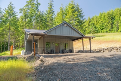 Moody 2-bedroom private cabin minutes from Spirit Mountain casino