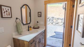 Douche, serviettes fournies, papier toilette