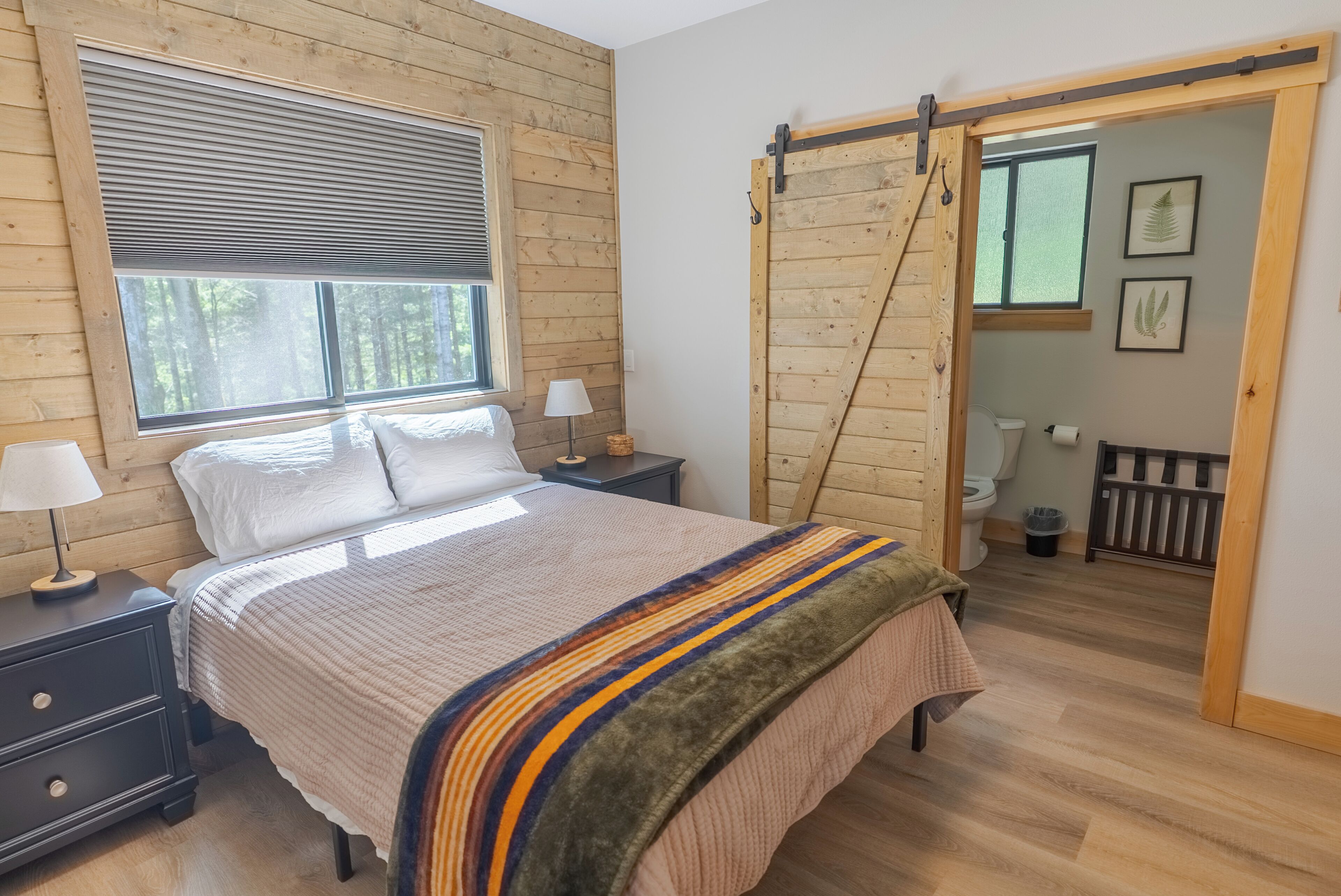 2 bedrooms, travel crib, WiFi (free), bed sheets