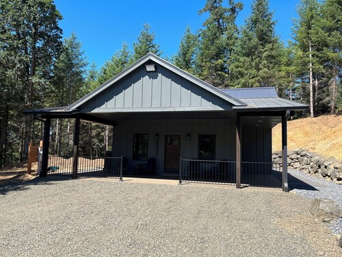 Moody 2-bedroom private cabin minutes from Spirit Mountain casino