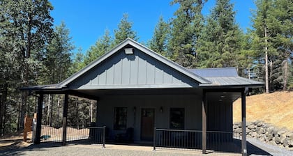 Moody 2-bedroom private cabin minutes from Spirit Mountain casino