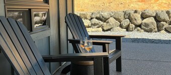 Moody 2-bedroom private cabin minutes from Spirit Mountain casino