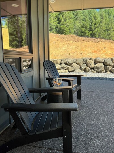 Moody 2-bedroom private cabin minutes from Spirit Mountain casino