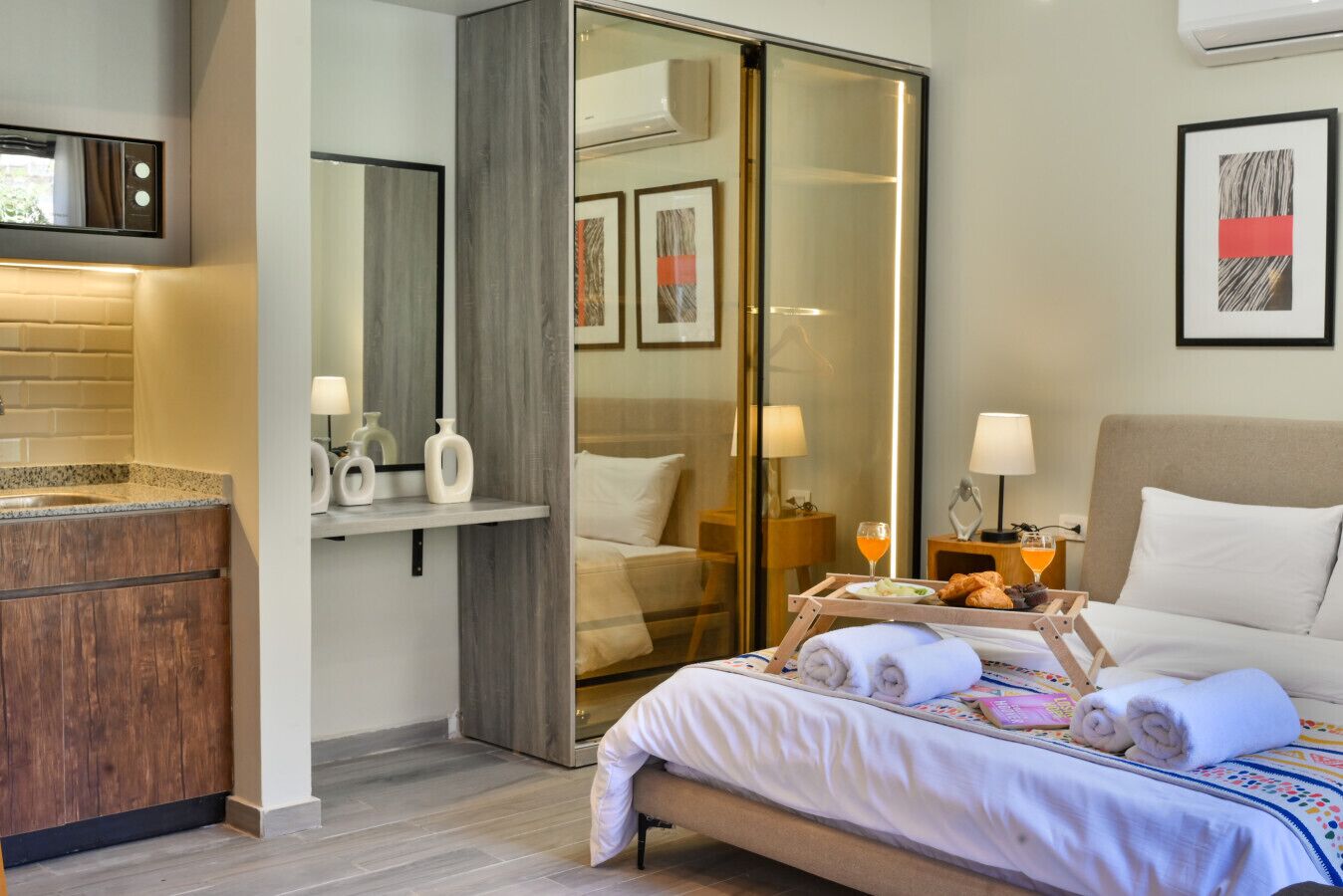 Ein Hotelzimmer mit Bett, Nachttisch und Spiegel.