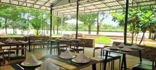 Sun&Roots Lodge Restaurant and Bar
