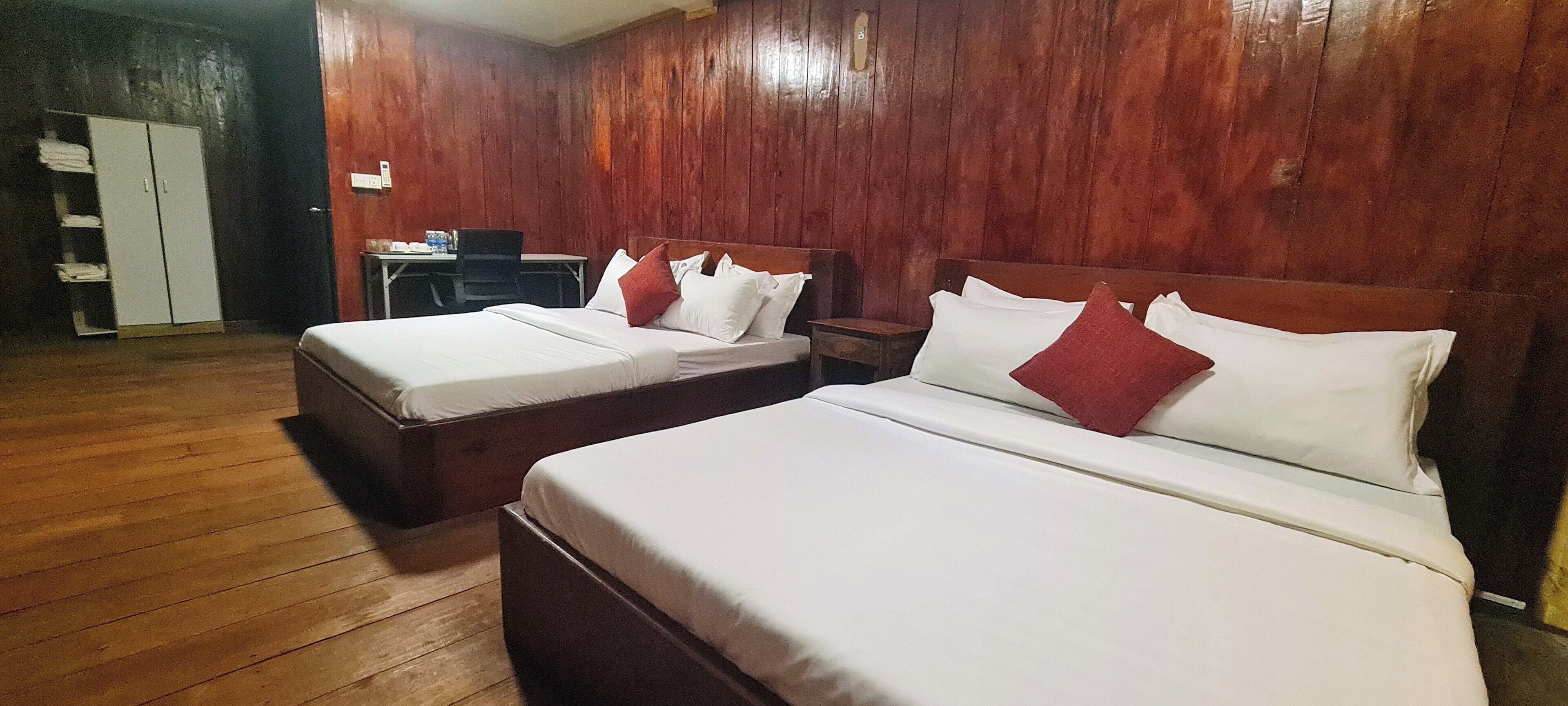 Basic-Vierbettzimmer, Kanalblick | Schreibtisch, kostenloses WLAN