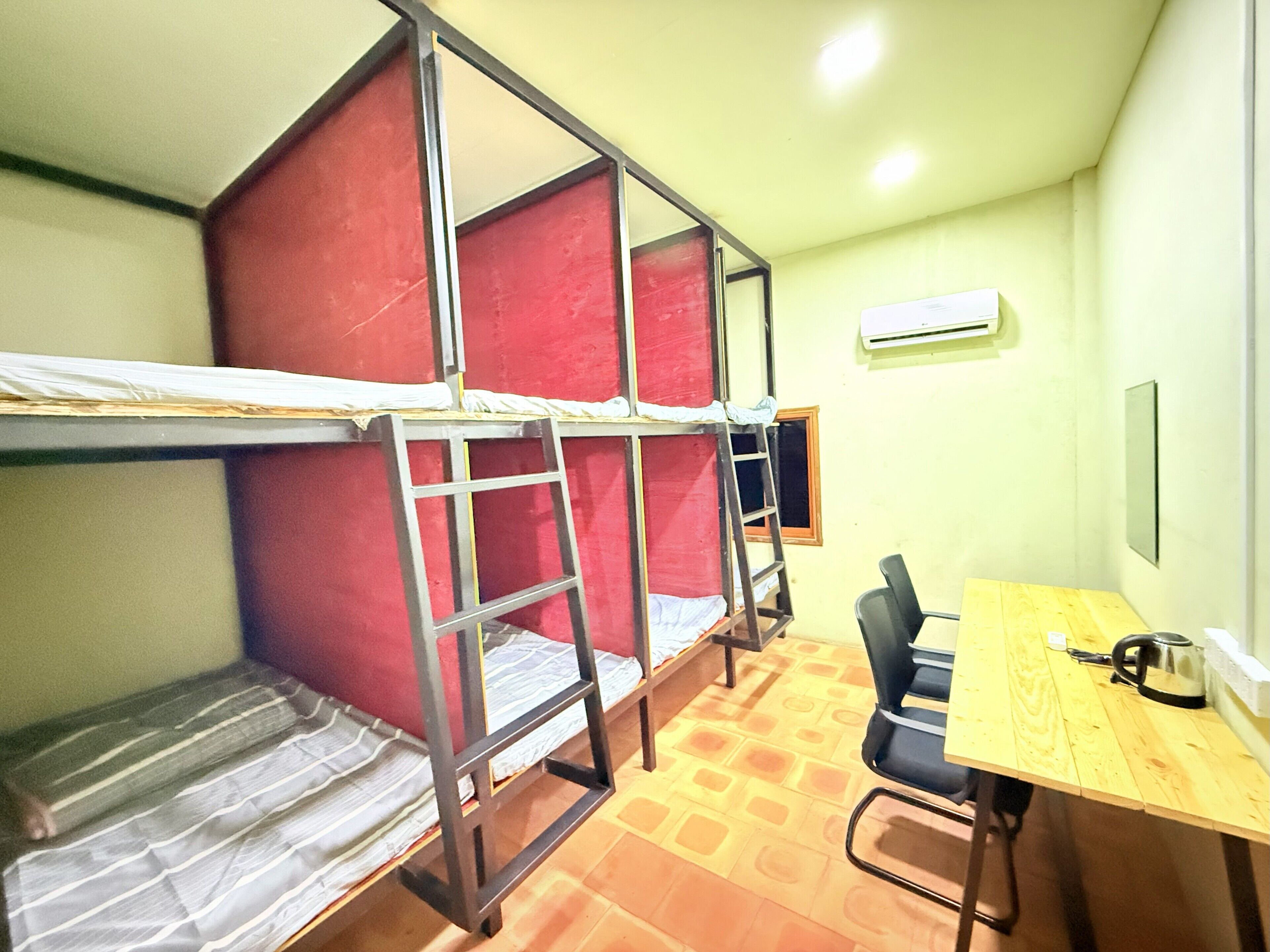 Gemeinsamer Basic-Schlafsaal | Schreibtisch, kostenloses WLAN