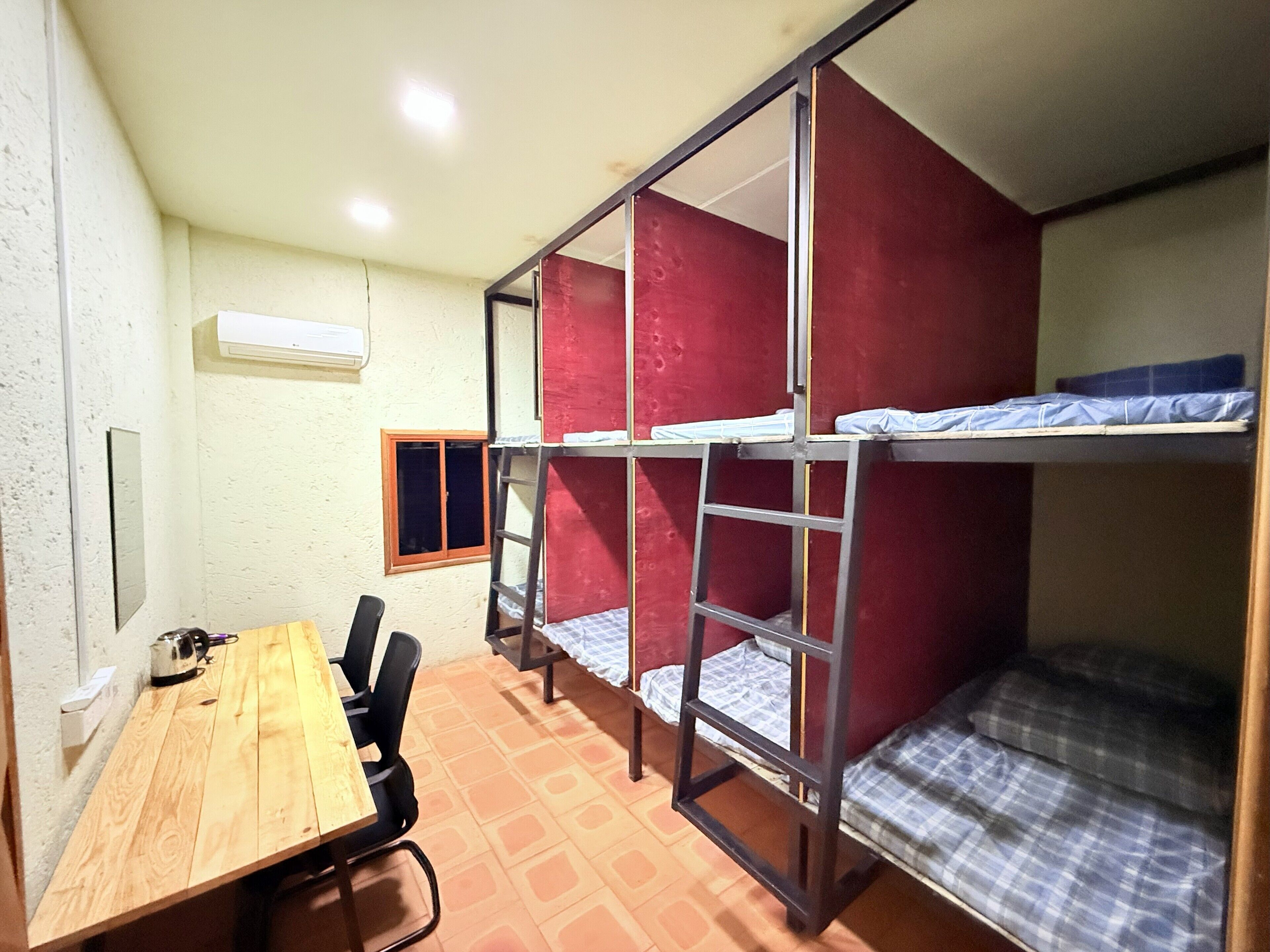 Gemeinsamer Basic-Schlafsaal | Schreibtisch, kostenloses WLAN