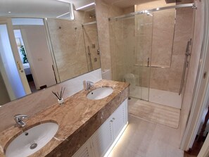 Dusche, Haartrockner, Handtücher, Seife