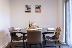 Dining - Luxury Coventry 2-bed house near Ricoh Arena with Parking for 2 cars & wifi (Coventry)