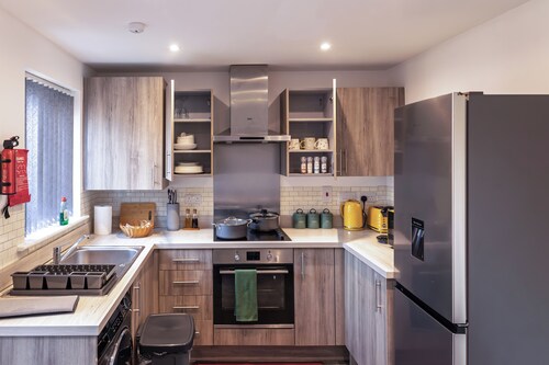 Luxury Coventry 2-bed house near Ricoh Arena with Parking for 2 cars & wifi