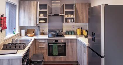 Luxury Coventry 2-bed house near Ricoh Arena with Parking for 2 cars & wifi