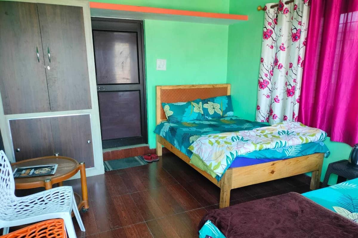 Quarto triplo básico | Ferros/tábuas de passar roupa, Wi-Fi de cortesia