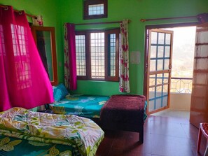Quarto triplo básico | Ferros/tábuas de passar roupa, Wi-Fi de cortesia