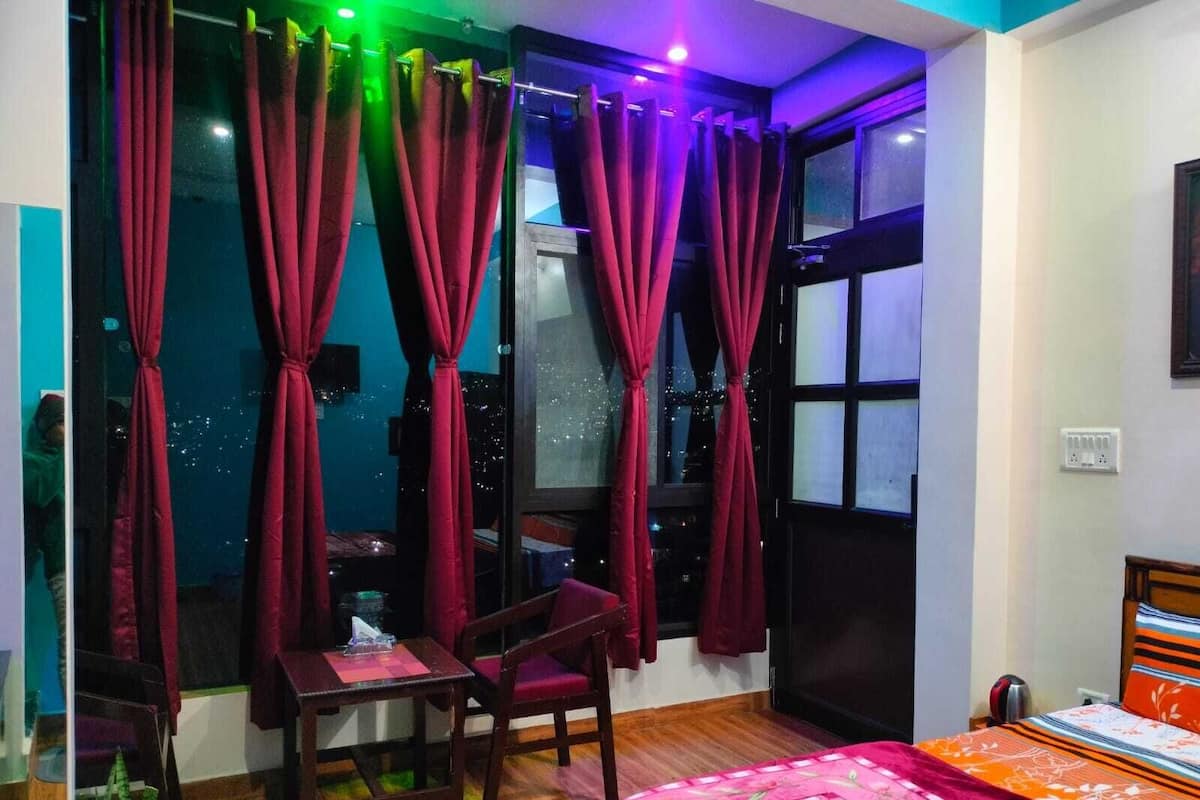 Quarto triplo luxo | Ferros/tábuas de passar roupa, Wi-Fi de cortesia