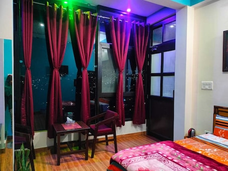 Tabla de planchar con plancha y wifi gratis . MangalMurti Himalyan Hotel