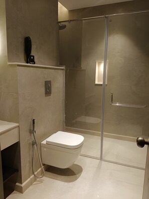 Deluxe Room | Bathroom | Shower, free toiletries, bathrobes, slippers