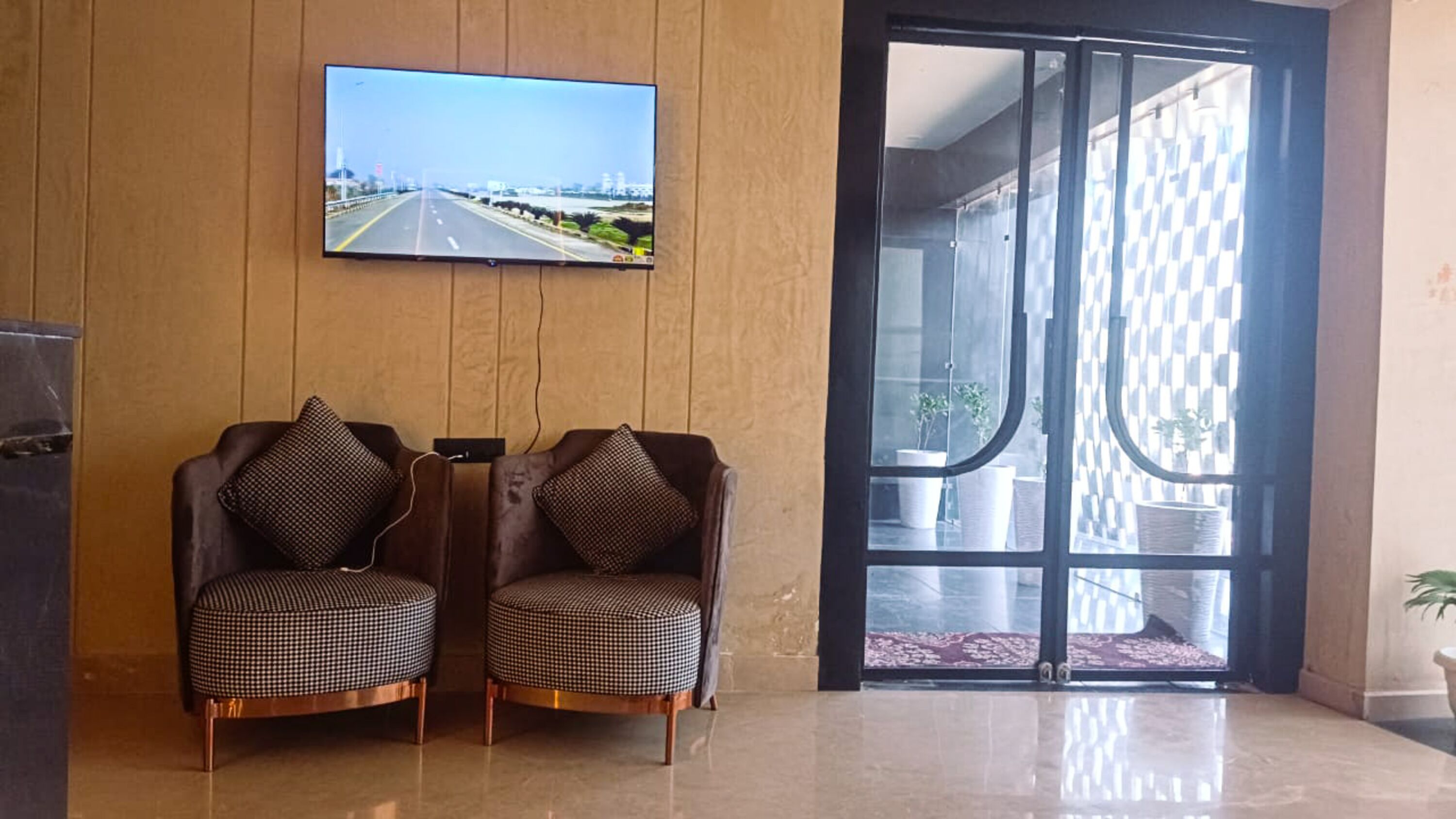 Televisión LCD de 32 pulgadas con canales vía satélite 