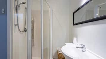 Regadera, secadora de cabello, toallas, jabón