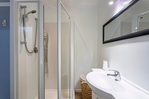 シャワー、ヘアドライヤー、タオル、石鹸