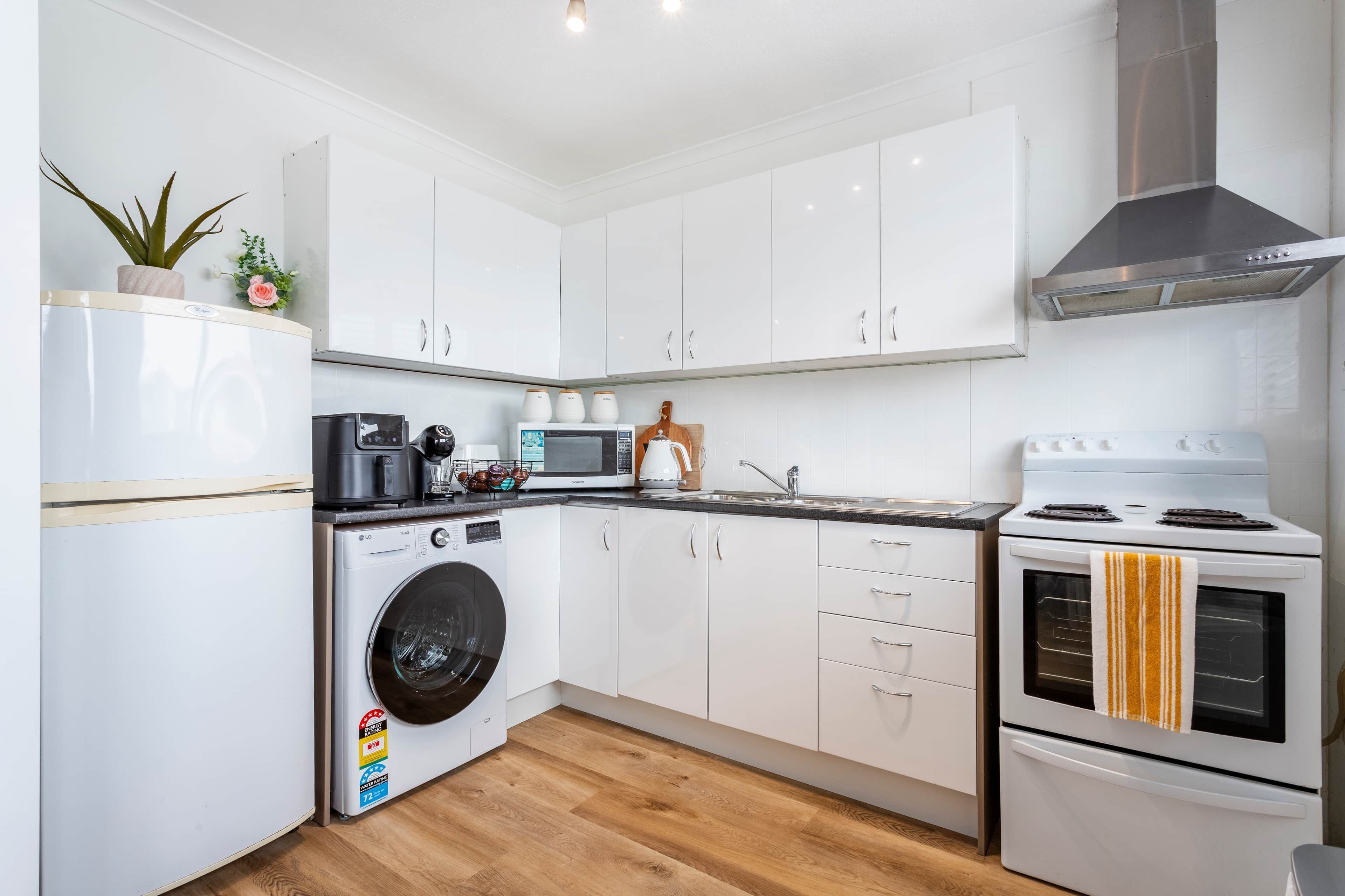 冷蔵庫、電子レンジ、オーブン、コンロ